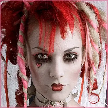 How tall is Emilie Autumn?